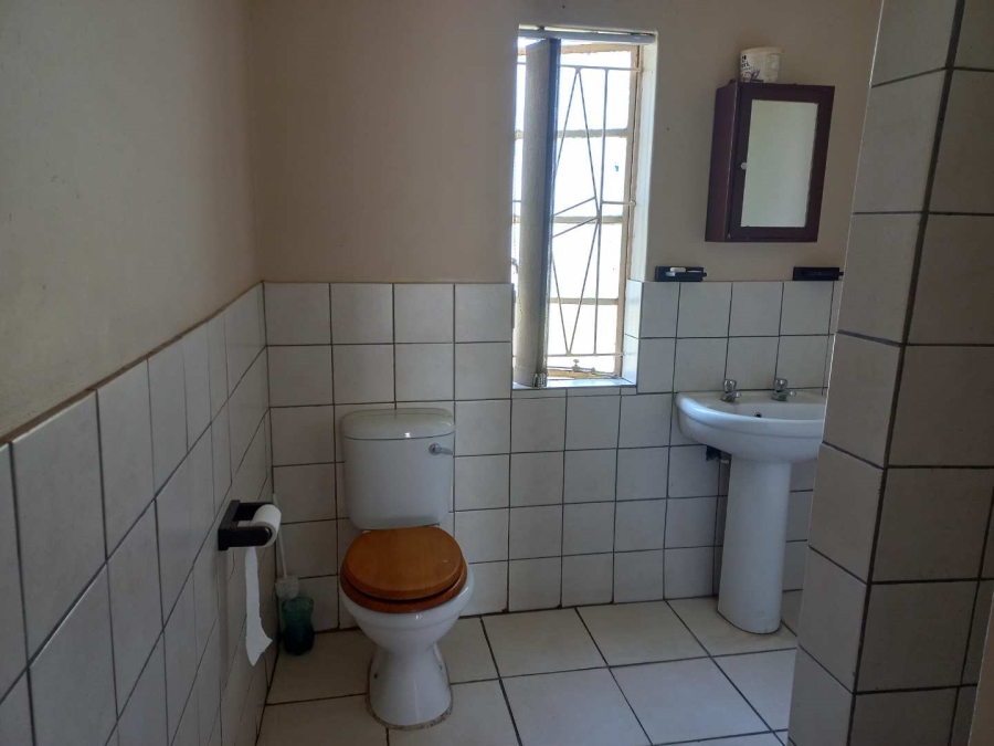 6 Bedroom Property for Sale in Kanoneiland Northern Cape